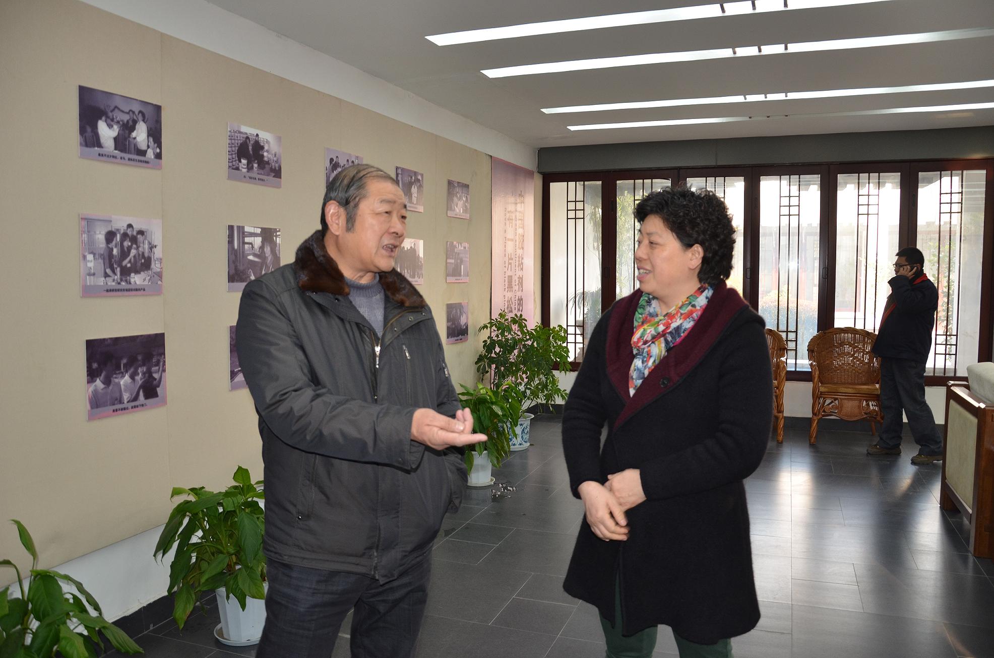 双方企业负责人进行交流